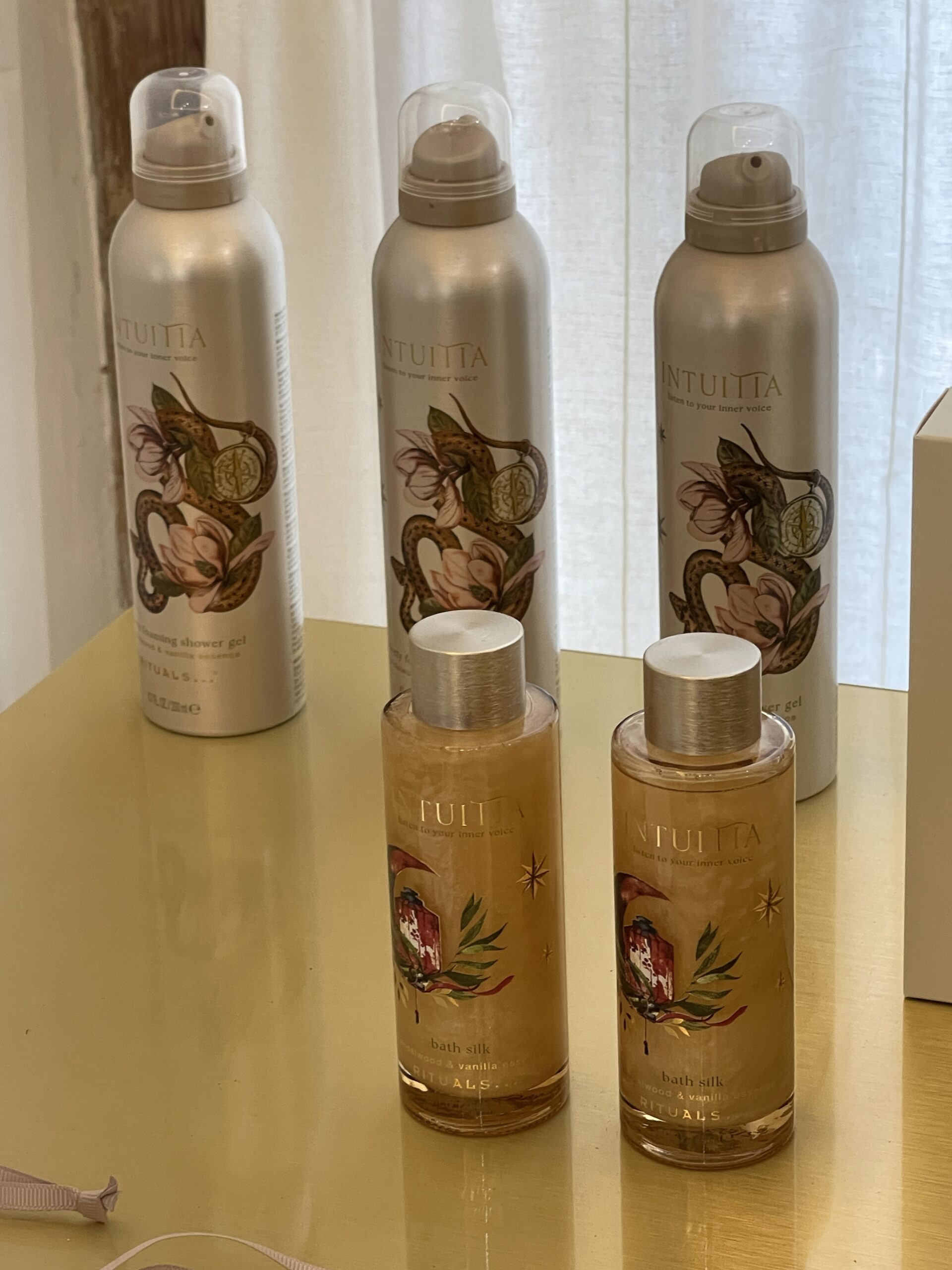 espuma-y-leche-de-baño-de-Intuitia-de-rituals